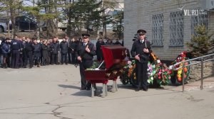 VL ru В Вольно-Надеждинском началась панихида по полицейскому Александру Тарасову