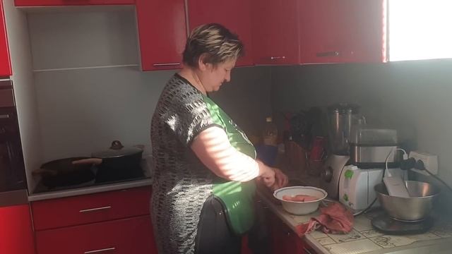 Мама готовит беляши с фаршем луком и перцем