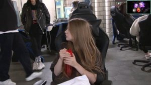 ломака моет ноги гаечке