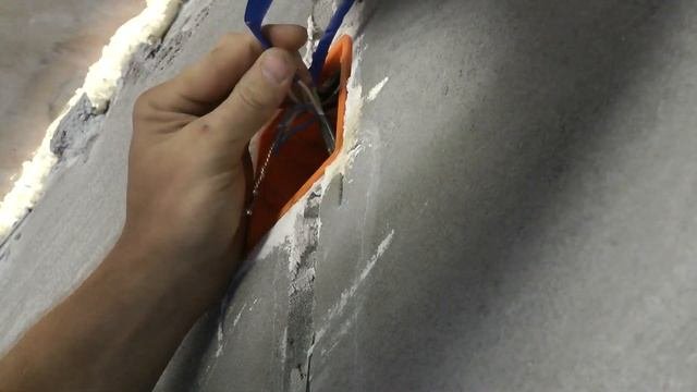 Соединение проводов в распредкоробке путем скрутки со сваркой.сварка и изоляция проводов