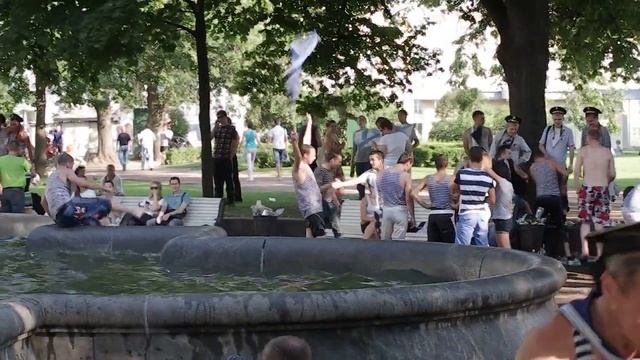 День BMФ 2012  - купание в Фонтане у Зимнего Дворца