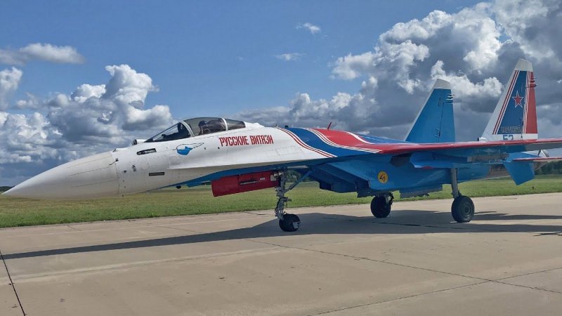 Пара новеньких Су-35С группы "Русские витязи" рулит на стоянку после посадки. Крупный план. #shorts