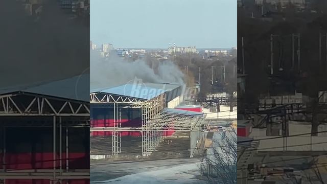 В Белгороде есть последствия на земле — после серии взрывов дым пошел из частного сектора