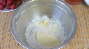 Пирог с клубникой и сметаной