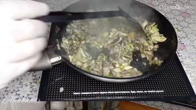 Слойки с грибами . Треугольники с слоёного теста с грибами .