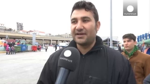 Анджелина Джоли навестила беженцев в греческом порту Пирей смотреть онлайн