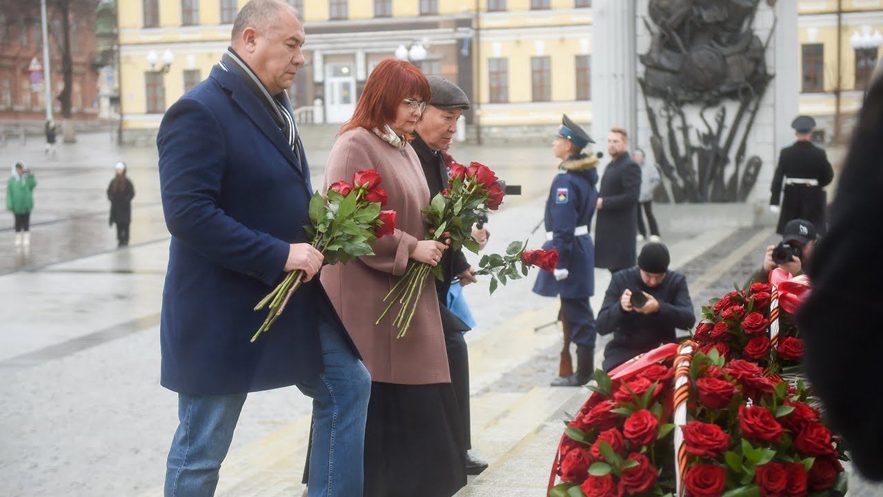 Церемония возложения цветов к памятнику Героя России Минигали Шаймуратову