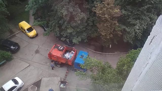 Мусоровоз в процессе смотреть онлайн