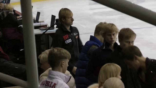 Евгений Плющенко готовится к выходу на разминку перед ПП.Рига.8.11.13 смотреть онлайн