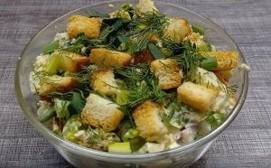 Салат Хрустящий с консервированной горбушей.