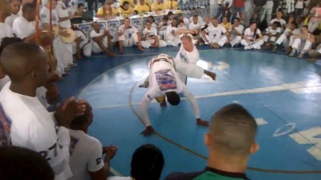 abada capoeira -professor pretinho cantando pai nosso nos jogos do interior смотреть онлайн