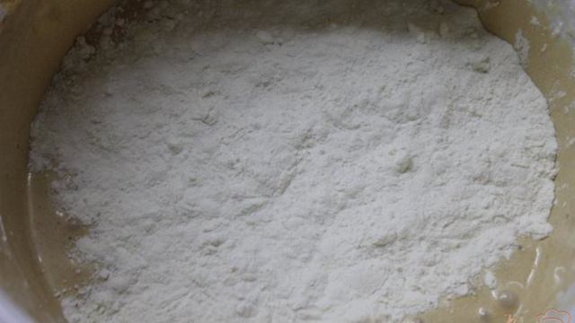 Бисквитный торт с вареной сгущенкой и консервированными абрикосами