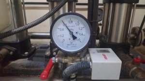 Работа повысительной насосной станции и водомерного узла в доме