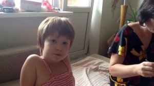 Мама кормит дочку