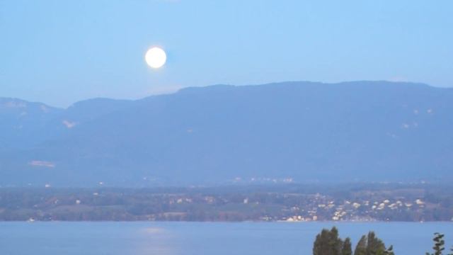 Full moon setting over Lake Geneva (Time Lapse) смотреть онлайн