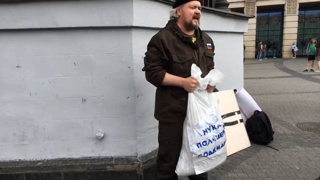 Интервью В.Казака (движение Освободим Петербург) на одиночном пикете (14.06.2019 г.) Санкт-Петербур смотреть онлайн