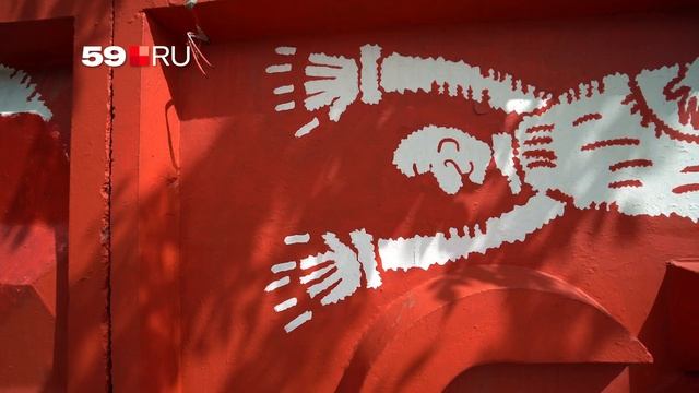 На заборе рядом с «Семьей» восстанавливают изображения сказочных существ смотреть онлайн