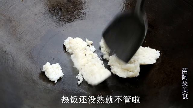 苗大姐吃肉吃腻了，炒个酸豆角配霉豆腐，这顿饭太安逸！【苗阿朵美食】