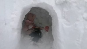 Строю замок из снега.