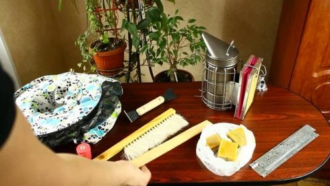 Ролик второй. Минимальный набор инструментов для содержания пчел. Пчелы с ноля в ульях Варрэ.