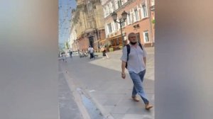 Курбан проводит время на прогулке с сыном Омаром и дочкой Теоной