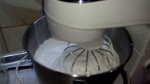 Кухонный комбайн взбивает белки