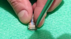 Как обжать интернет кабель отверткой