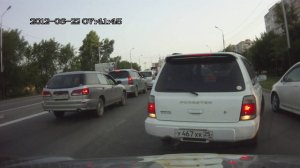 Пробка... чуть не стукнул машину...