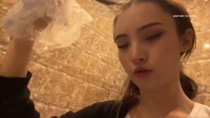 КАРИНА КАРАМБЕЙБИ КРАСИТ ВОЛОСЫ НА СТРИМЕ / KARRAMBABY СТРИМ