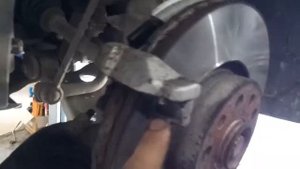 Volkswagen Tiguan ЗАМЕНА ПЕРЕДНИХ ТОРМОЗНЫХ КОЛОДОК С ДАТЧИКАМИ ИЗНОСА.
