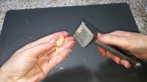 СКРЫТЫЕ возможности ЧЕСНОКОДАВИЛКИ / Необычное  применение пресса для чеснока