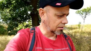 Собирал желуди для посадки дуба весной