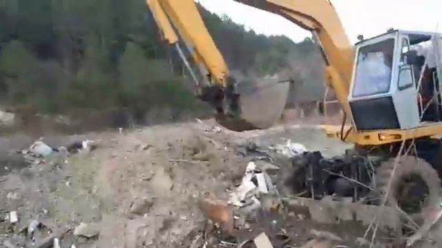экскаватор эо 3323 копает котлован
