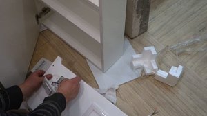 Как установить зеркальный шкаф