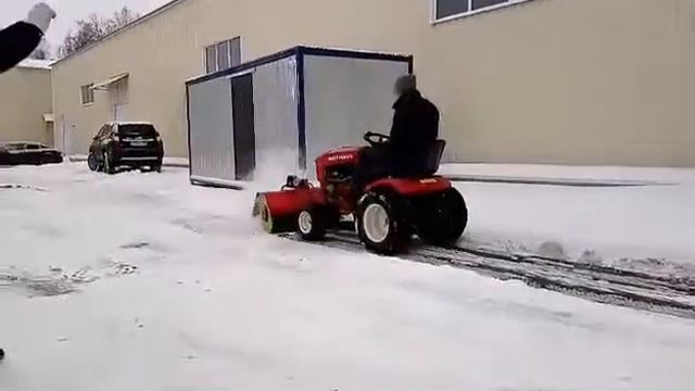 Трактор Митракс Т10 с подметальной щеткой
