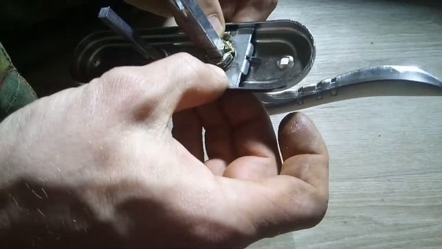 От скрипа ручки просыпается ребенок. Разбираем и смазываем ручку. смотреть онлайн