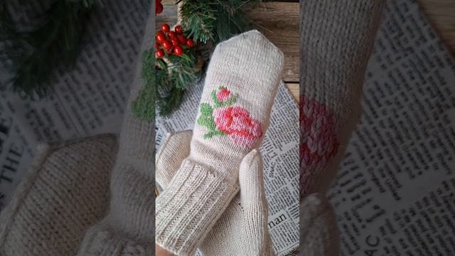 Вязаные варежки из тонкой шерсти с вышивкой в стиле хохломской росписи