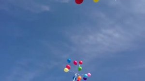 Отпускают шарики в небо на выпускной