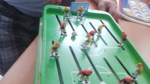 Играем в настольный футбол с дедом
