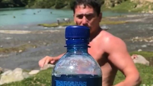 Bottle Cap Challenge от Анатолия Чиканчи смотреть онлайн