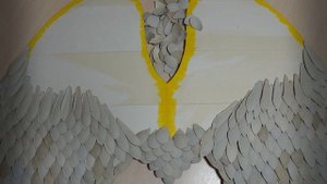 Большой и красивый декор для дома из яичных лотков