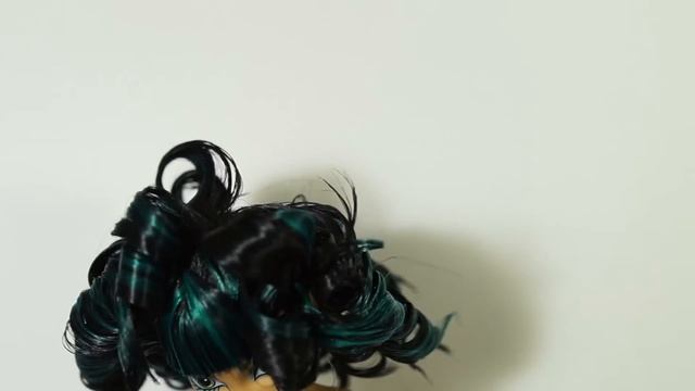 ГОТОВИМ КУКЛУ К ПРАЗДНИКУ / НОВОГОДНИЙ DIY /Как сделать завить кудри кукле / сшить платье для кукл смотреть онлайн