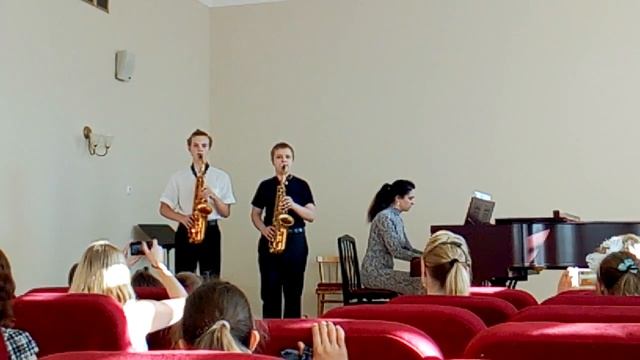 Ансамбль саксофонистов. Э.Григ "Морская песня", И. Дунаевский "Лунный вальс" смотреть онлайн