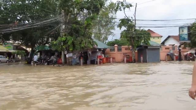Камбоджия. Улицы после дождичка. смотреть онлайн