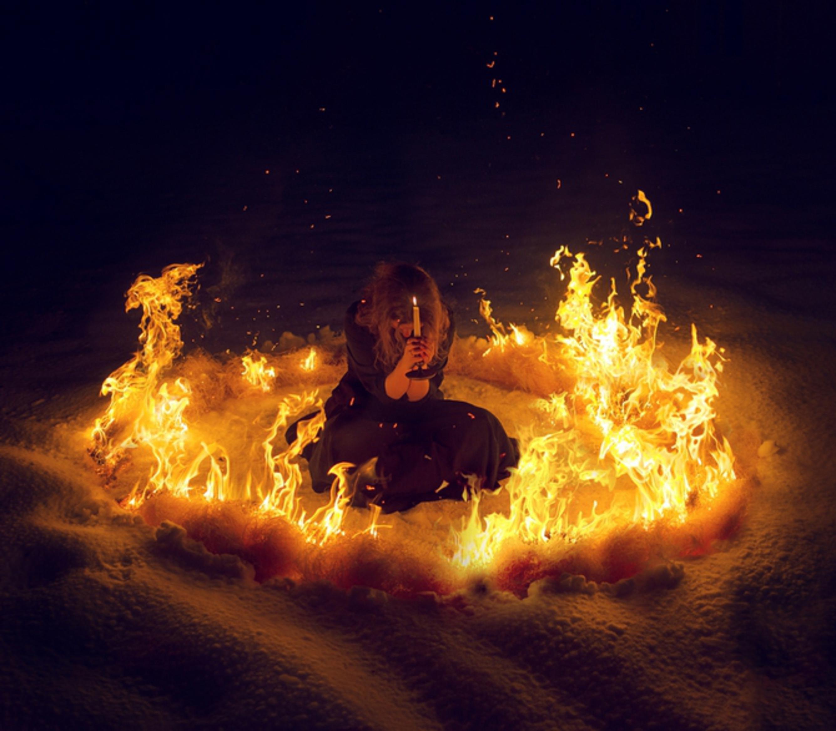 Песню горят вокруг огни. Костер магия. Ритуалы магия огонь. Ритуалы с огнем.