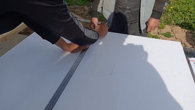 Гешка из пенопласта ППС16ф. Резка Гешек из листов пенопласта лучковой пилой КОЗА , нанесение клея смотреть онлайн