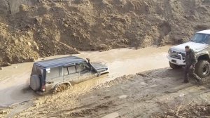 Toyota Prado 78  проезжает через грязную лужу