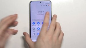 Как включить или выключить фонарик на Samsung Galaxy S21 FE