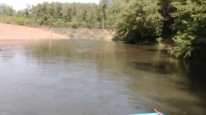 Лодка с приводом  Арнесона идет по ручью. Двигатель ВАЗ 2108 . Водомет нервно курит в сторонке ))))