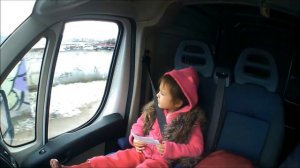 Девочка 3-х лет поёт песню про маму